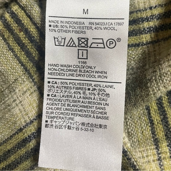 Banana Republic wool blend plaid blouse. This is loose fitting w/ a cute collar! - Picture 4 of 4